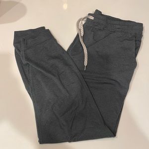 Vuori Jogger in Heathered Green